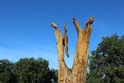 Sculptures place de l'église à Bellesserre