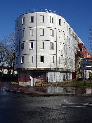 Immeuble à l’angle du boulevard Ludwig Van Beethoven et du mail des Garennes
