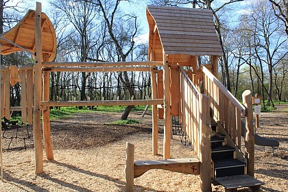 Aire de pique-nique et aire de jeux pour enfants