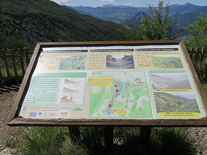 Point de vue sur les fées et la vallée