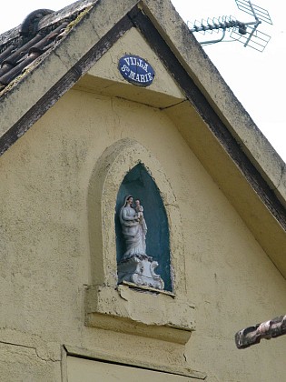 Fourges - Statues votives rue du Moulin