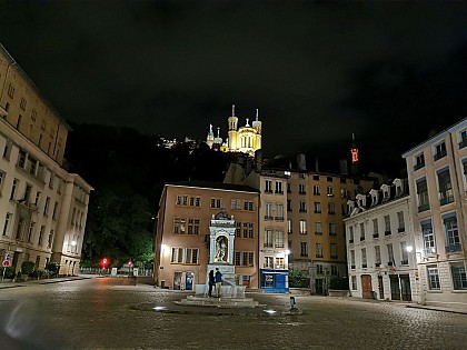 La basilique de Fourvière vue de la place Saint-Jean