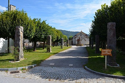 Le jardin paroissial et son memorial du Saint-Mont