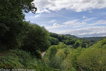 Panorama sur les Gorges de la Vienne et la voie ferrée