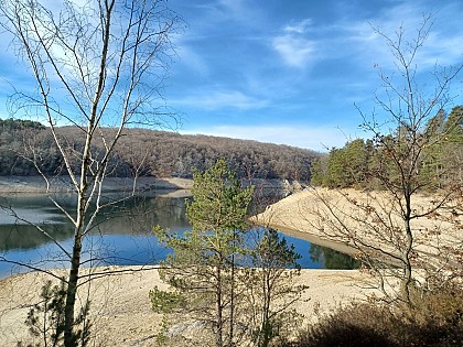 Le  lac du barrage de Saint-Etienne Cantalès