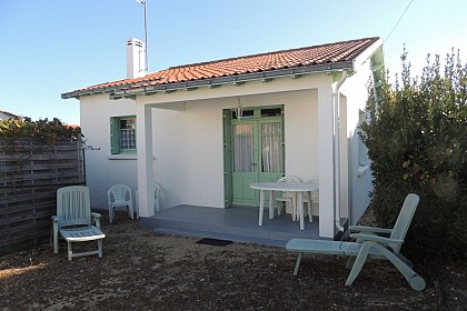 MAISON PROCHE DE L'EMBARCADÈRE DE L'ILE DE RÉ À LA TRANCHE SUR MER.