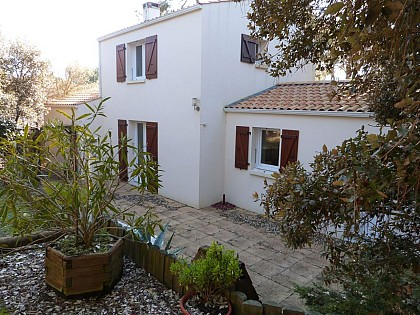 Villa indépendante sur terrain boisé à 500 m de la plage