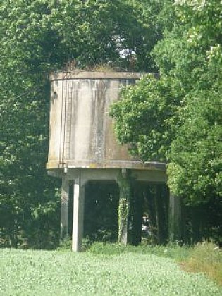 Locqueltas, Château d'eau américain