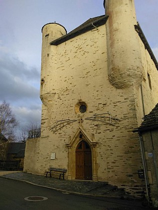 Eglise fortifiée d'Anglars et musée de l'Ardoise