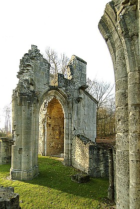 Départ du circuit - Ruines de la Collégiale Saint-Germain