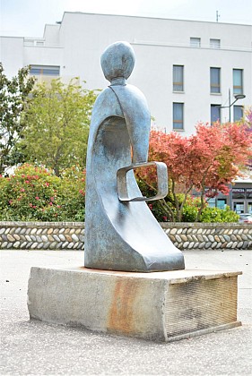 Sculpture "L'Enfant et le Savoir" de Toros