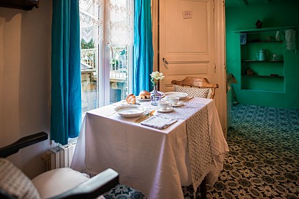 The Vintage Bed and Broc, Love nest