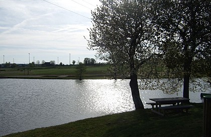 Aire de pique nique au bord de l'étang