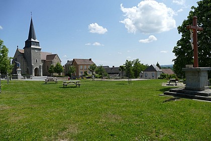 Rougnat (Bourg) : Aire de pique-nique et de jeux