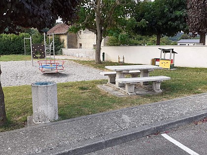 Aire de pique nique Chélieu église