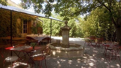 L'Auberge du Bois à 5 Minutes de Forcalquier : charme Provençal, cuisine traditionnelle et convivialité au rendez-vous