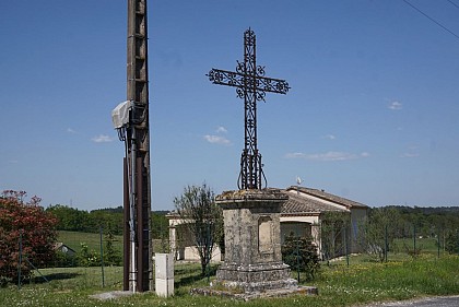 Croix du bourg de Saint-Georges-de-Blancaneix