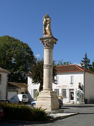La colonne de la Vierge, bourg de Saint-Germain d'Esteuil Inscrit à l'Inventaire Supplémentaire de