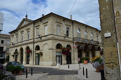 Halle et Mairie de Miramont