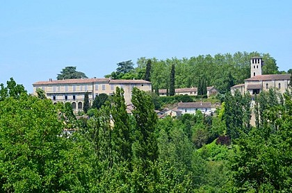 Château et église de Poudenas depuis Castille