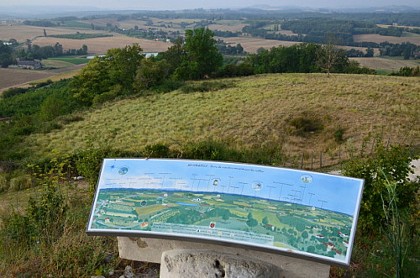 Statue de la vierge et table d'orientation
