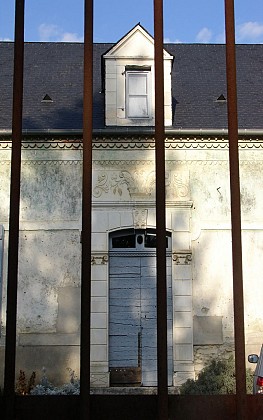 The houses with sculpted door lintels.