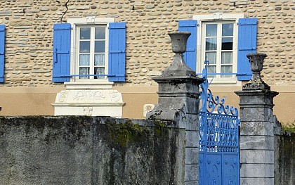 Farms with sculpted lintels