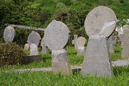 La chapelle Saint-Cyprien et les stèles discoïdales