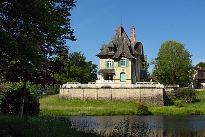 Le château et le canal de l'ancien moulin de Boisse