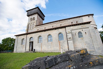 Église romane fortifiée