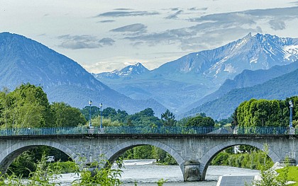 View of the Gave de Pau and the mountains