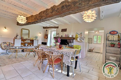 La Maison aux Volets Rouges