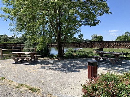 Aire de camping-cars au bord du Doubs