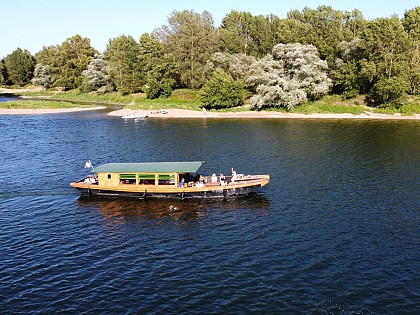 Une grillade en bateau - Détours en Loire