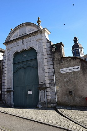 4- Longer les remparts