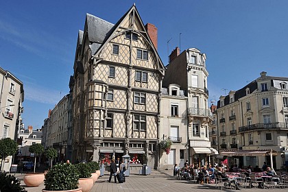Place Sainte-Croix et la maison d'Adam à colombages