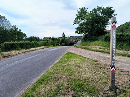 Ligne de démarcation - ancien poste de contrôle allemand - Poteau