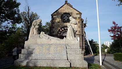 Chapelle du souvenir et monument aux morts