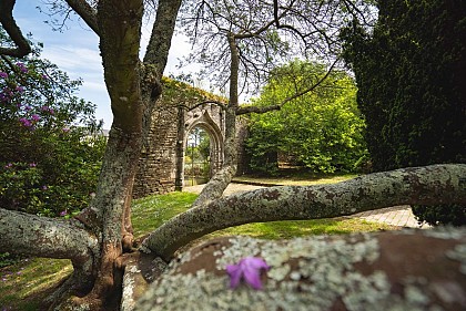 Le Hameau de Loc Amand et sa stèle