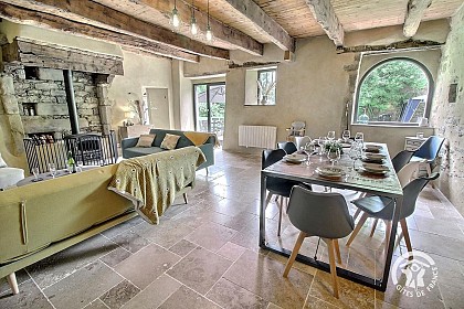 L'oiseau fait son nid