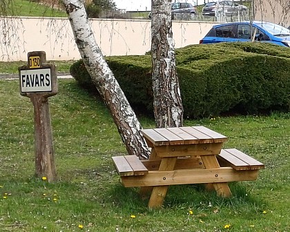 Table de pique-nique de la place
