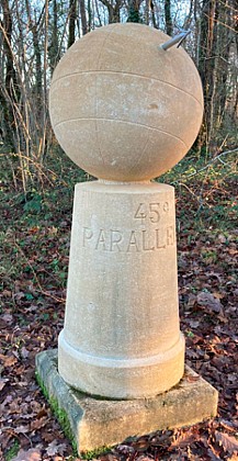 Le cippe du 45ème parallèle