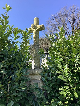 Croix et ancien puits de Moustoir Maria