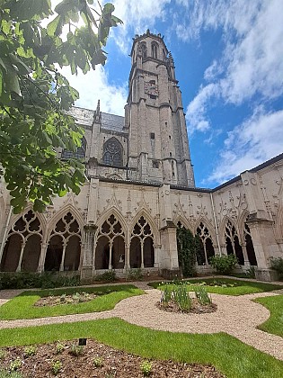 Cloister of the Saint-Gengoult collegiate church