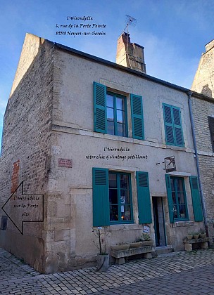 l'Hirondelle sur la Porte - Noyers-sur-Serein