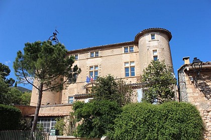 Rustrel and its castle