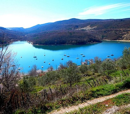 En surplombant le port du haut Var