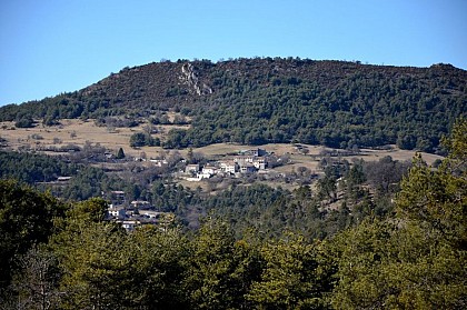 Au loin le village