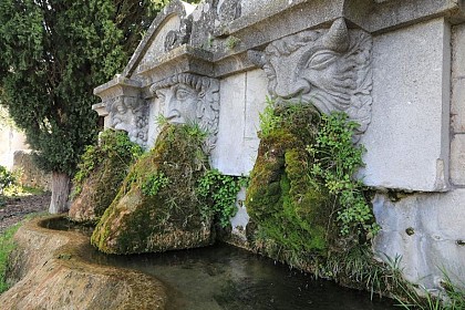 La fontaine aux trois masques