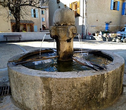 Une fontaine masquée